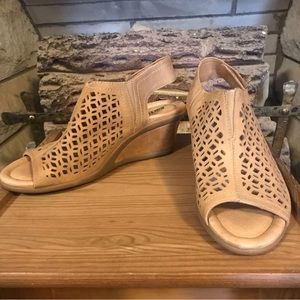 Earth Cascade Camel Vintage Leather wedges open toe sandal size 9